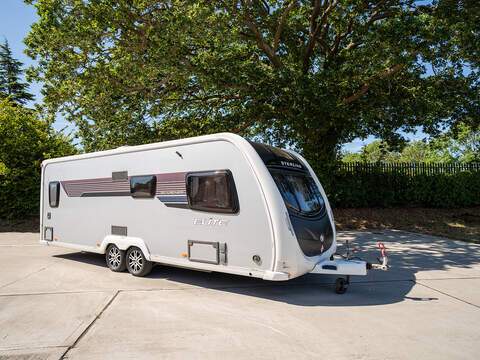 Sterling Elite Searcher Caravan - U2638