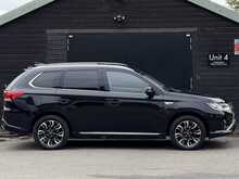Mitsubishi Outlander 2.0h 12kWh 4h SUV 5dr Petrol Plug-in Hybrid CVT 4WD Euro 6 (s/s) (200 ps) - U1809