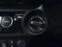 Toyota Hilux 2.8 D-4D Invincible X Pickup Double Cab 4dr Diesel Auto 4WD Euro 6 (s/s) (204 ps) - U1886