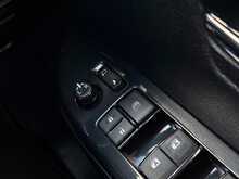 Toyota Hilux 2.8 D-4D Invincible X Pickup Double Cab 4dr Diesel Auto 4WD Euro 6 (s/s) (204 ps) - U1886