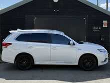 Mitsubishi Outlander 2.4h TwinMotor 13.8kWh Exceed SUV 5dr Petrol Plug-in Hybrid CVT 4WD Euro 6 (s/s) (224 ps) - U2058