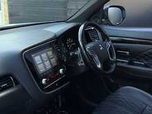 Mitsubishi Outlander 2.4h TwinMotor 13.8kWh Exceed SUV 5dr Petrol Plug-in Hybrid CVT 4WD Euro 6 (s/s) (224 ps) - U2058