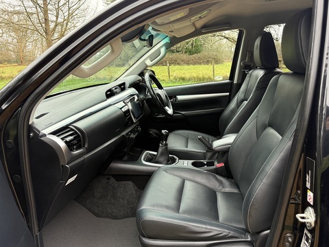 2.4 D-4D Invincible X Pickup Double Cab 4dr Diesel Manual 4WD Euro 6 (s/s) (TSS, 3.5t) (150 ps)