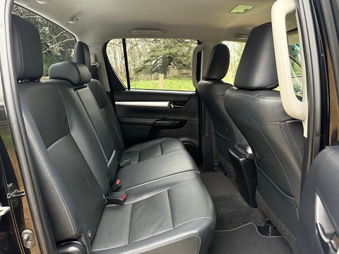 2.4 D-4D Invincible X Pickup Double Cab 4dr Diesel Manual 4WD Euro 6 (s/s) (TSS, 3.5t) (150 ps)