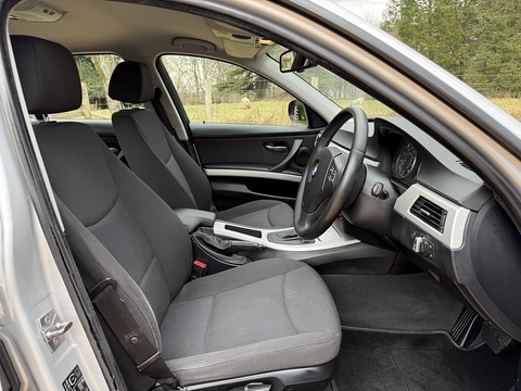 2.0 320d SE Saloon 4dr Diesel Steptronic Euro 5 (177 ps)