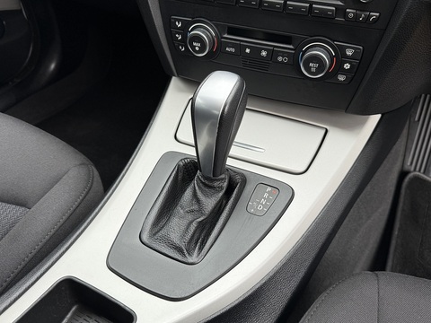 2.0 320d SE Saloon 4dr Diesel Steptronic Euro 5 (177 ps)