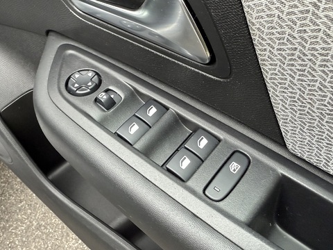 1.5 BlueHDi Shine Plus Hatchback 5dr Diesel EAT8 Euro 6 (s/s) (130 ps)