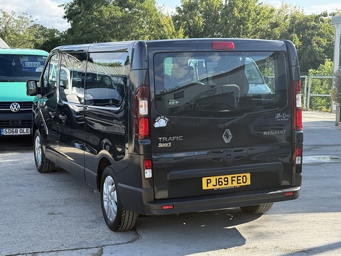 2.0 dCi ENERGY 30 Sport Nav Minibus Double Cab 5dr Diesel Manual LWB Euro 6 (s/s) (9 Seat) (120 ps)