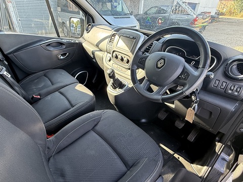 2.0 dCi ENERGY 30 Sport Nav Minibus Double Cab 5dr Diesel Manual LWB Euro 6 (s/s) (9 Seat) (120 ps)