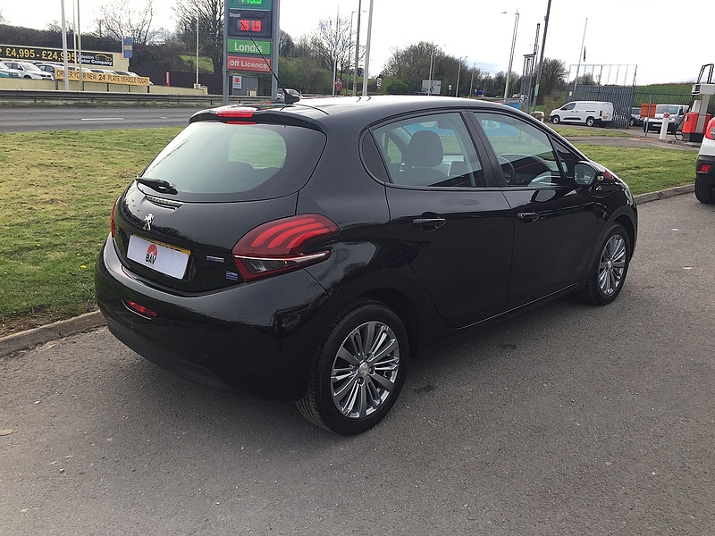 Peugeot 1.2 PureTech XS Lime Hatchback 5dr Petrol Manual Euro 6 (82 ps)