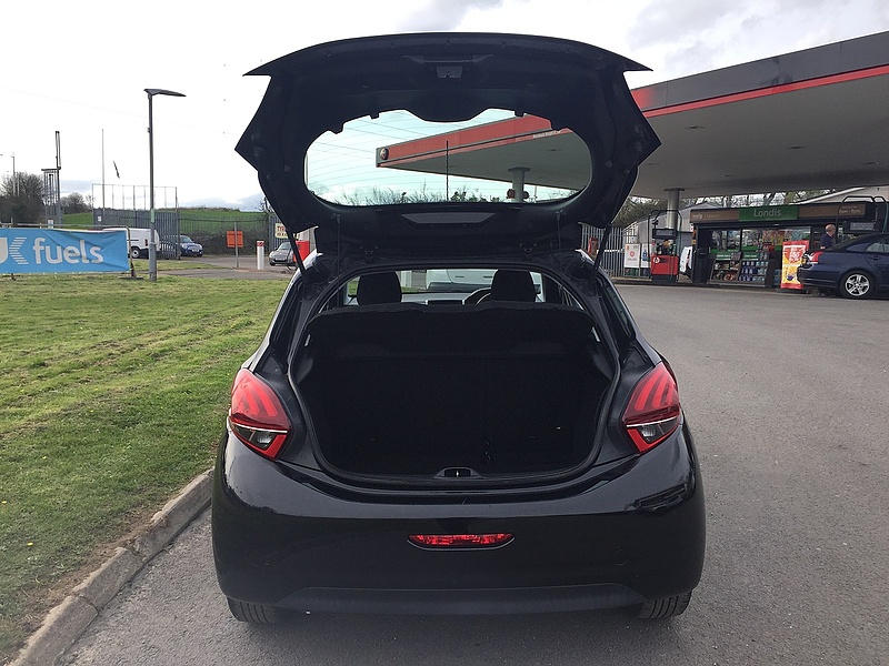 Peugeot 1.2 PureTech XS Lime Hatchback 5dr Petrol Manual Euro 6 (82 ps)