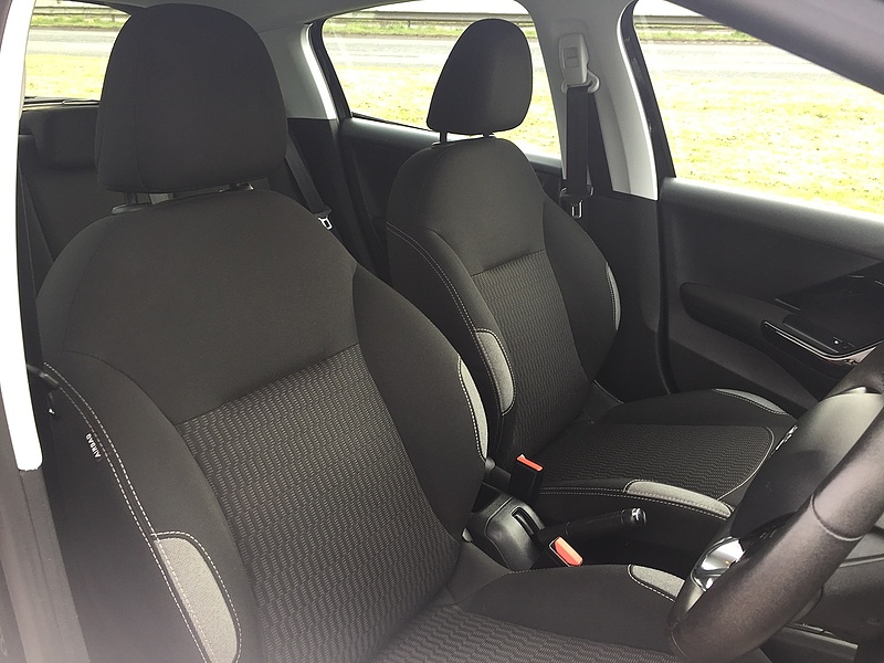 Peugeot 1.2 PureTech XS Lime Hatchback 5dr Petrol Manual Euro 6 (82 ps)