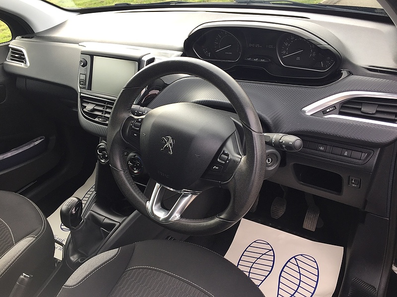 Peugeot 1.2 PureTech XS Lime Hatchback 5dr Petrol Manual Euro 6 (82 ps)