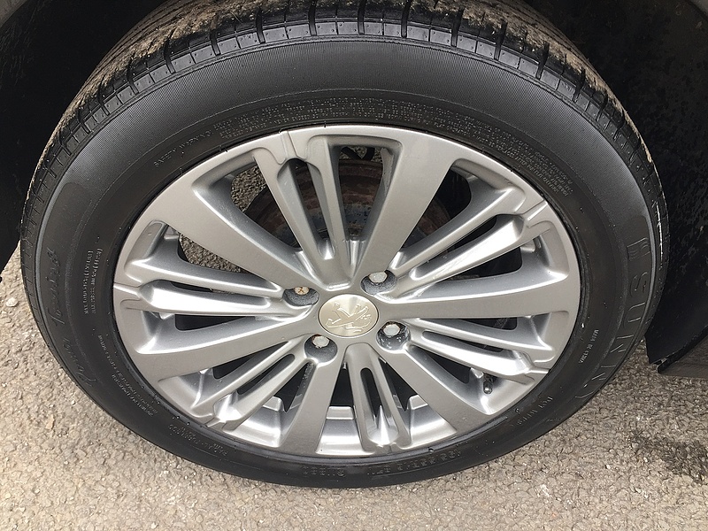 Peugeot 1.2 PureTech XS Lime Hatchback 5dr Petrol Manual Euro 6 (82 ps)