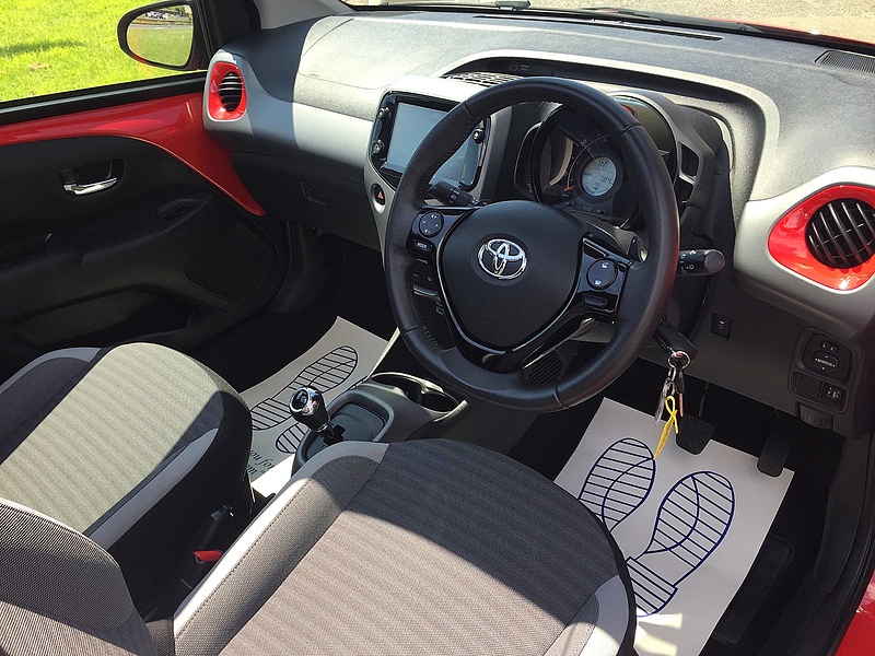 Toyota 1.0 VVT-i x-trend Funroof 5dr Petrol x-shift Euro 6 (71 ps)