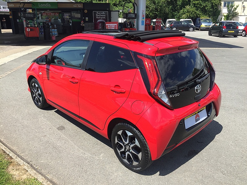 Toyota 1.0 VVT-i x-trend Funroof 5dr Petrol x-shift Euro 6 (71 ps)