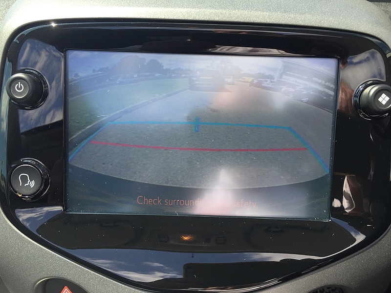 Toyota 1.0 VVT-i x-trend Funroof 5dr Petrol x-shift Euro 6 (71 ps)