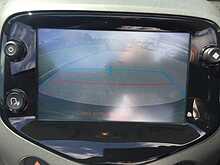 Toyota 1.0 VVT-i x-trend Funroof 5dr Petrol x-shift Euro 6 (71 ps)