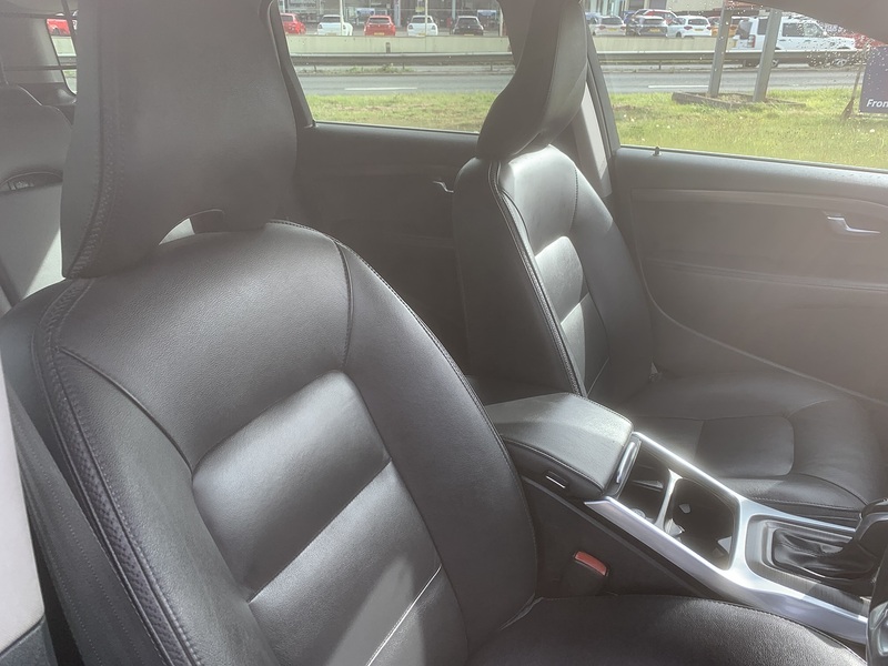 Volvo D5 Se Nav Awd 2.4 5dr Esta  te Automatic Diesel