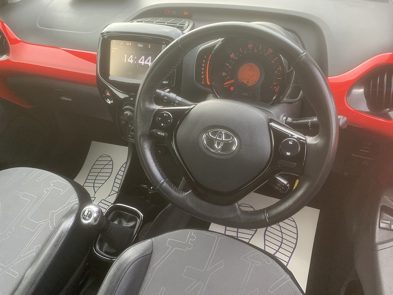 Toyota 1.0 VVT-i x-pression x-wave 5dr Petrol Manual Euro 5 Euro 5 (68 ps)