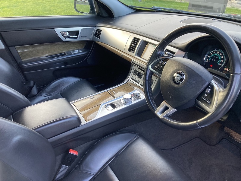 Jaguar 2.2d Premium Luxury Saloon 4dr Diesel Auto Euro 5 (s/s) (200 ps)