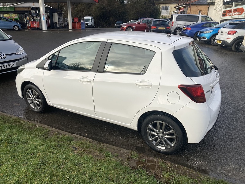 Toyota 1.33 Dual VVT-i Icon Hatchback 5dr Petrol Manual Euro 5 (99 ps)