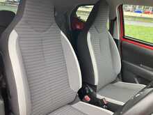 Toyota 1.0 VVT-i x-plore Hatchback 5dr Petrol Manual Euro 6 (71 ps)