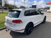 Volkswagen 3.0 TDI V6 BlueMotion Tech R-Line SUV 5dr Diesel Tiptronic 4WD Euro 6 (s/s) (262 ps)