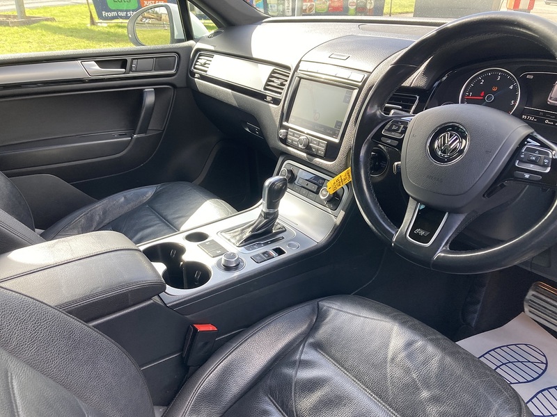 Volkswagen 3.0 TDI V6 BlueMotion Tech R-Line SUV 5dr Diesel Tiptronic 4WD Euro 6 (s/s) (262 ps)