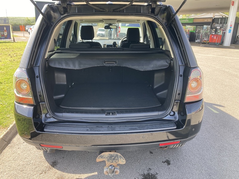 Land Rover 2.2 TD4 Black and White SUV 5dr Diesel Manual 4WD Euro 5 (s/s) (150 ps)