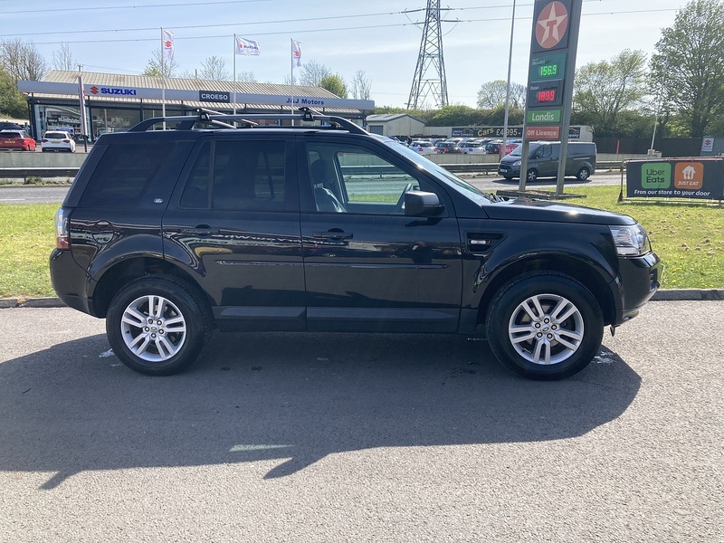 Land Rover 2.2 TD4 Black and White SUV 5dr Diesel Manual 4WD Euro 5 (s/s) (150 ps)
