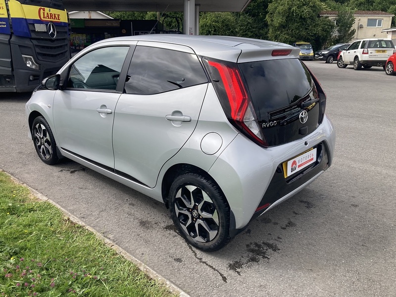 Toyota 1.0 VVT-i x-trend Hatchback 5dr Petrol Manual Euro 6 (s/s) (71 ps)
