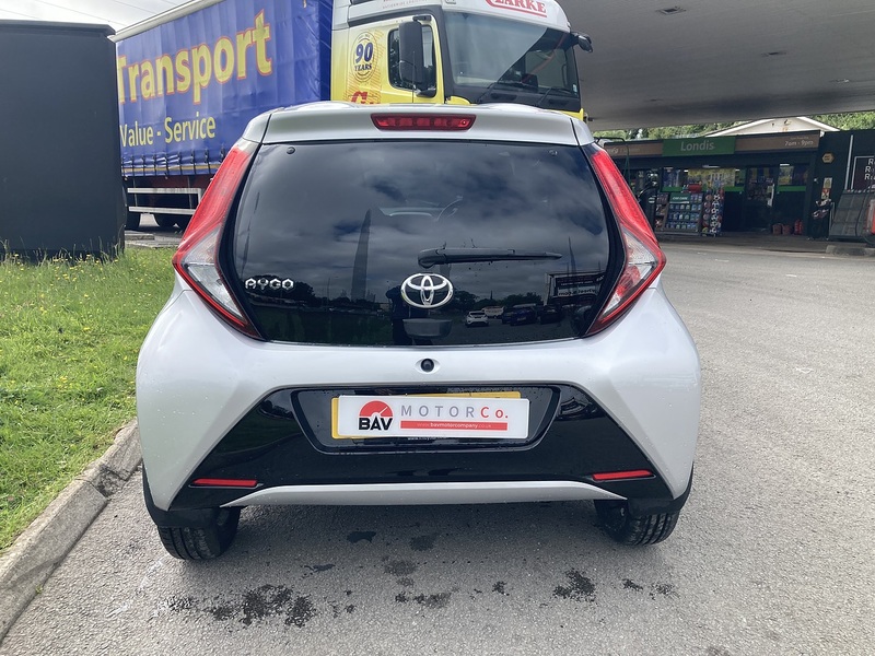Toyota 1.0 VVT-i x-trend Hatchback 5dr Petrol Manual Euro 6 (s/s) (71 ps)