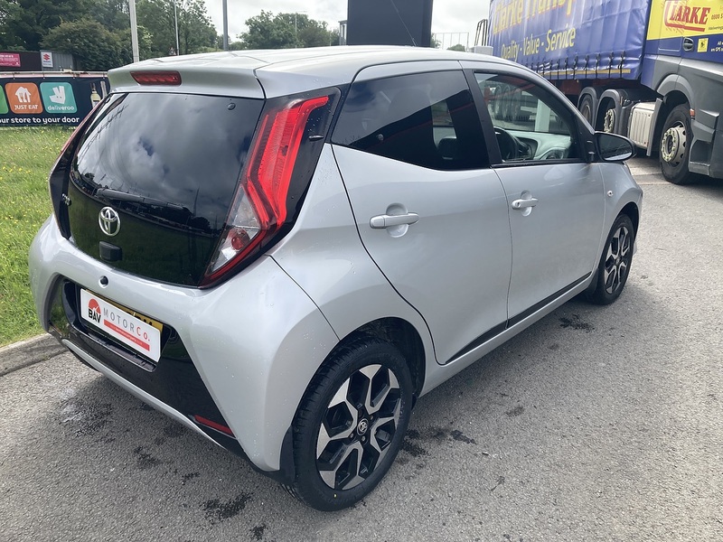 Toyota 1.0 VVT-i x-trend Hatchback 5dr Petrol Manual Euro 6 (s/s) (71 ps)