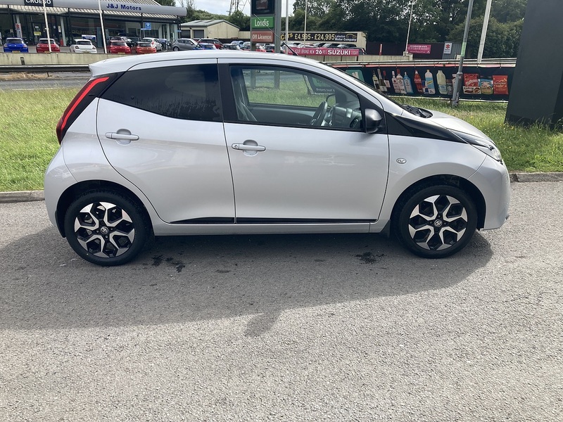 Toyota 1.0 VVT-i x-trend Hatchback 5dr Petrol Manual Euro 6 (s/s) (71 ps)