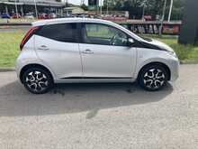 Toyota 1.0 VVT-i x-trend Hatchback 5dr Petrol Manual Euro 6 (s/s) (71 ps)