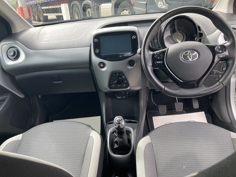 Toyota 1.0 VVT-i x-trend Hatchback 5dr Petrol Manual Euro 6 (s/s) (71 ps)