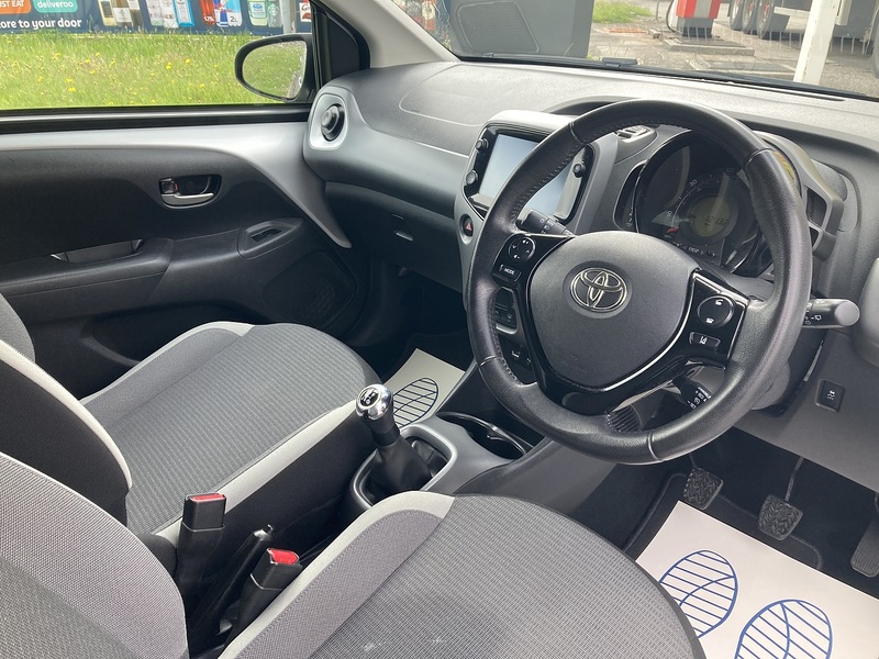 Toyota 1.0 VVT-i x-trend Hatchback 5dr Petrol Manual Euro 6 (s/s) (71 ps)