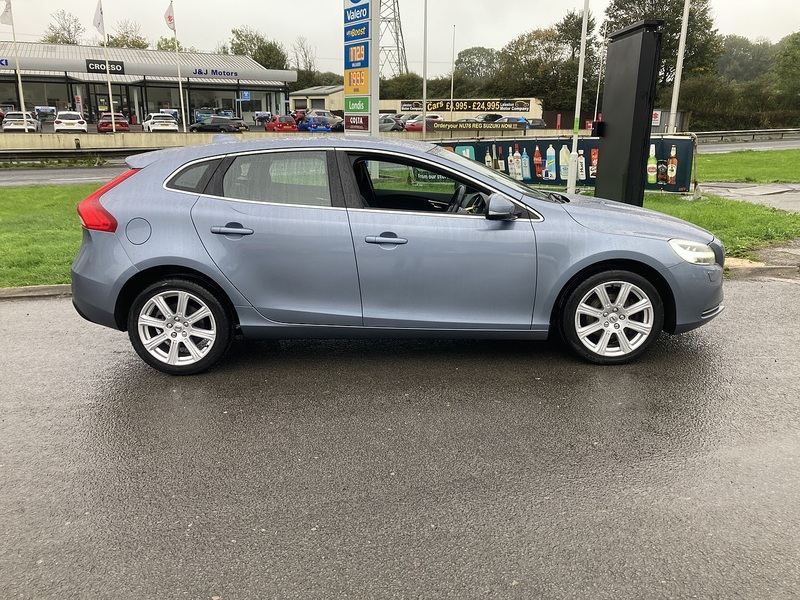Volvo 2.0 T2 GPF Inscription Hatchback 5dr Petrol Manual Euro 6 (s/s) (122 ps)