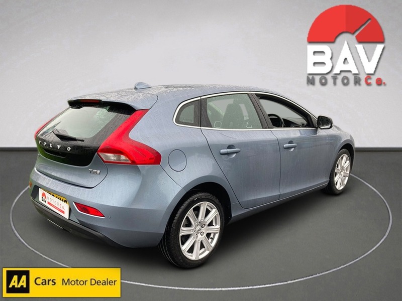 Volvo 2.0 T2 GPF Inscription Hatchback 5dr Petrol Manual Euro 6 (s/s) (122 ps)
