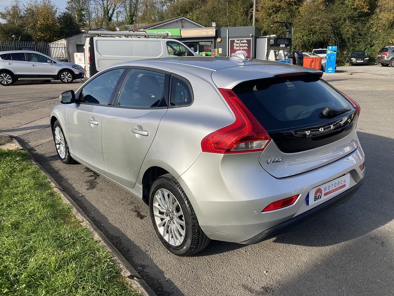 Volvo 2.0 T2 GPF Momentum Nav Plus Hatchback 5dr Petrol Manual Euro 6 (s/s) (122 ps)