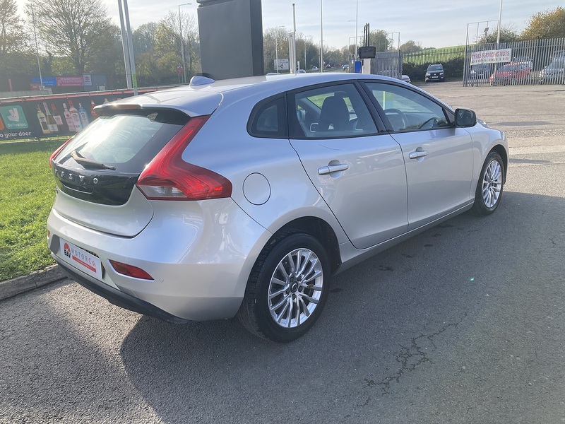 Volvo 2.0 T2 GPF Momentum Nav Plus Hatchback 5dr Petrol Manual Euro 6 (s/s) (122 ps)