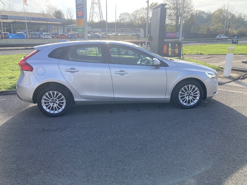 Volvo 2.0 T2 GPF Momentum Nav Plus Hatchback 5dr Petrol Manual Euro 6 (s/s) (122 ps)