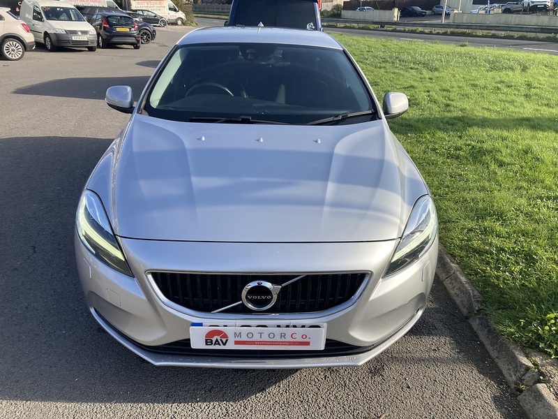 Volvo 2.0 T2 GPF Momentum Nav Plus Hatchback 5dr Petrol Manual Euro 6 (s/s) (122 ps)