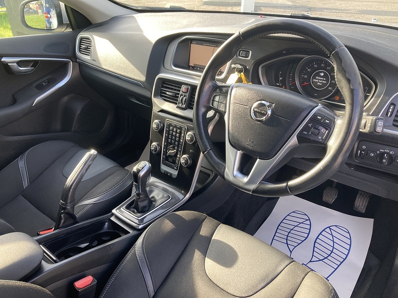 Volvo 2.0 T2 GPF Momentum Nav Plus Hatchback 5dr Petrol Manual Euro 6 (s/s) (122 ps)