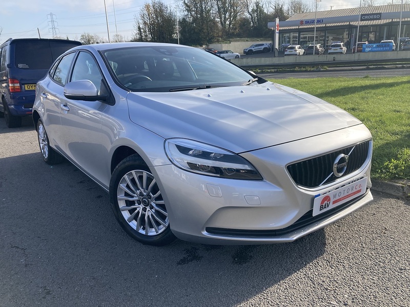Volvo 2.0 T2 GPF Momentum Nav Plus Hatchback 5dr Petrol Manual Euro 6 (s/s) (122 ps)