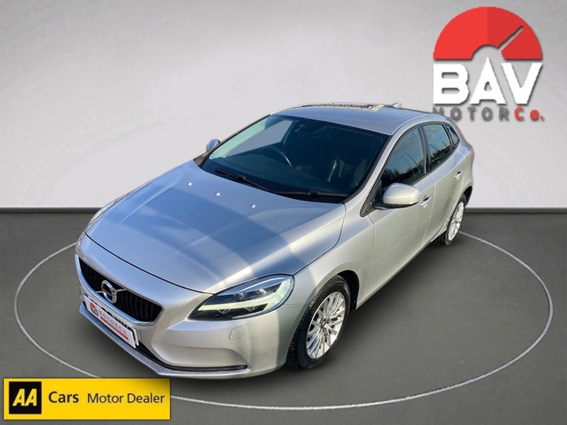 Volvo 2.0 T2 GPF Momentum Nav Plus Hatchback 5dr Petrol Manual Euro 6 (s/s) (122 ps)