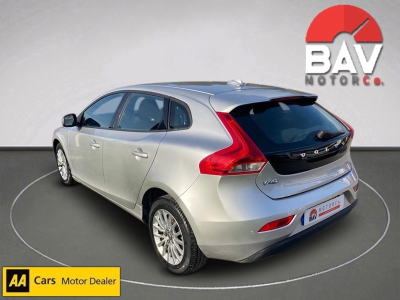 Volvo 2.0 T2 GPF Momentum Nav Plus Hatchback 5dr Petrol Manual Euro 6 (s/s) (122 ps)