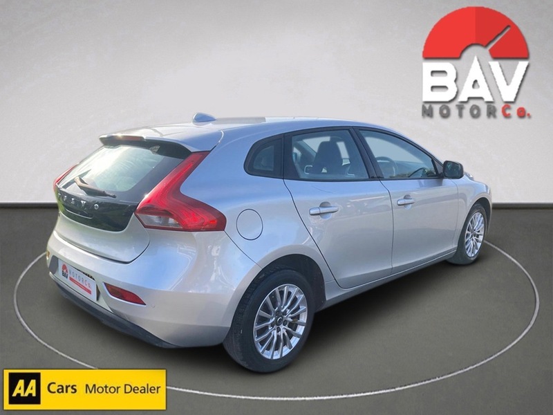 Volvo 2.0 T2 GPF Momentum Nav Plus Hatchback 5dr Petrol Manual Euro 6 (s/s) (122 ps)
