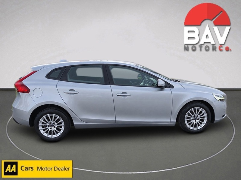 Volvo 2.0 T2 GPF Momentum Nav Plus Hatchback 5dr Petrol Manual Euro 6 (s/s) (122 ps)